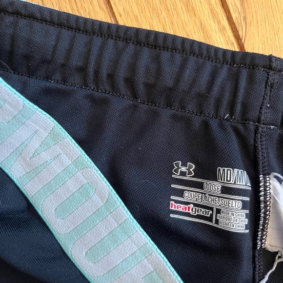 Under Armour - Loose - Heat Gear - Athletic Shorts - Picture 2 of 3